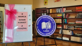 Spotkanie z okazji Dnia Kobiet w bibliotece szkolnej
