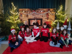 Szkolny Klub Wolontariatu SP1 Turek z pomocą podczas „Turkowskiej Magii Świąt” 🎄🎅❄️